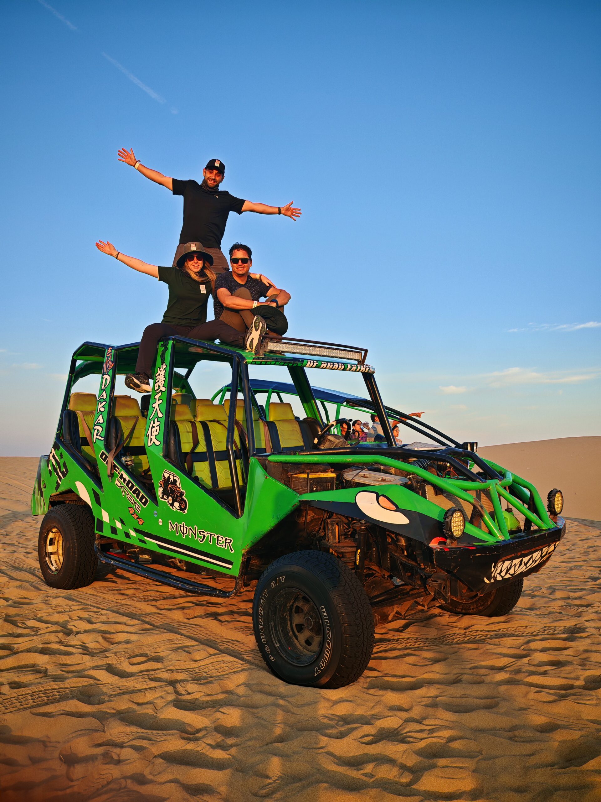 Buggy dans le désert de Huacachina Un buggy sur les dunes de sable de l'oasis de Huacachina au Pérou.
