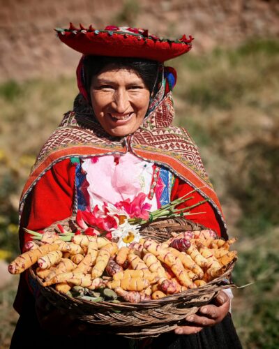 Femme qechua porte des pommes de terres Femme quechua porte des pommes de terres
